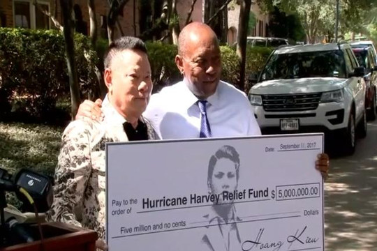 Tỷ phú Hoàng Kiều góp 5 triệu USD từ thiện cho nạn nhân bão Harvey