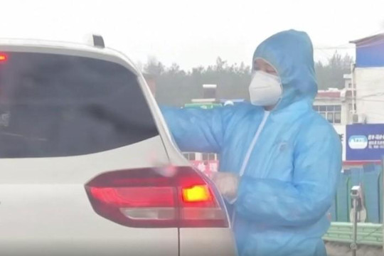 Thêm 73 người chết, Trung Quốc trưng dụng cả trạm thu phí để kiểm soát coronavirus