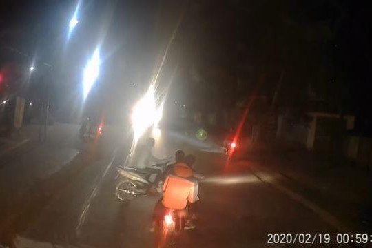 Hai thanh niên chạy xe máy lạng lách, chặn đầu ô tô gây sự