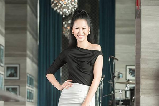 Dương Thuỳ Linh diện trang phục công sở đơn giản với tông màu đen trắng