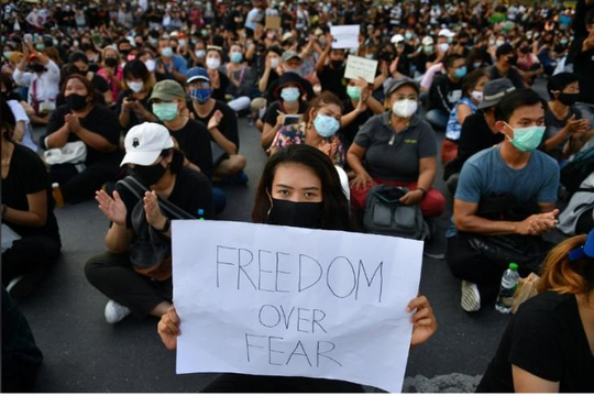 Thái Lan: Hàng ngàn người xuống đường biểu tình đòi giải tán chính phủ