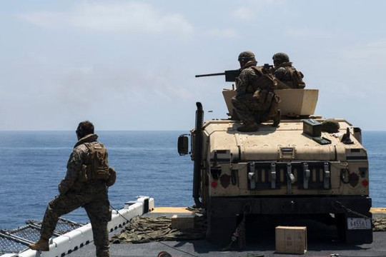 Thủy quân lục chiến Mỹ tập trận bắn đạn thật trên Biển Đông