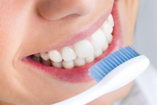 Bác sĩ nha khoa Nga khuyên gì khi không có sẵn bàn chải và kem đánh răng?