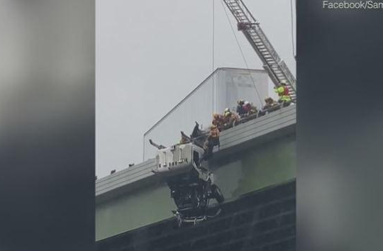 Nghẹt thở pha giải cứu tài xế trong xe tải treo lơ lửng trên cầu