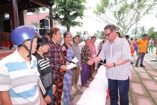 Kiên Giang: Đại tướng Lê Hồng Anh trao quà cho người nghèo ở Vĩnh Thuận