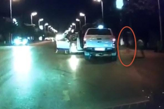 Clip dân truy đuổi tên cướp dùng dao bầu đâm tài xế taxi Tuấn Linh trọng thương