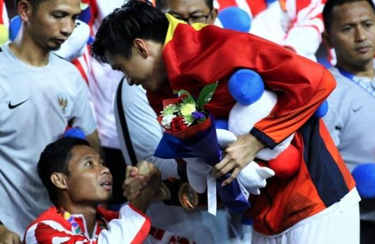 Làm cầu thủ Indonesia chấn thương nặng, Đoàn Văn Hậu nói lời xin lỗi và được tha thứ