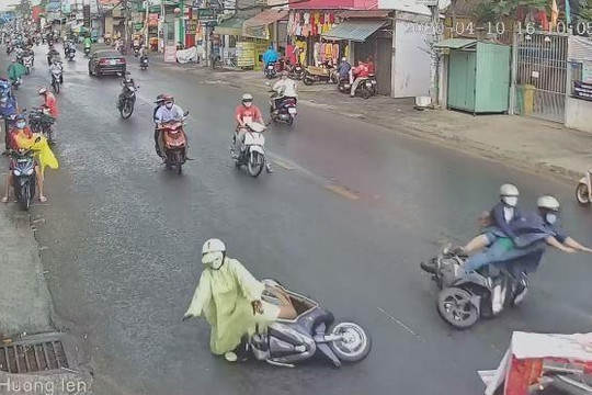 Tài xế giật mình bóp phanh, hàng loạt xe máy trượt dài trên đường