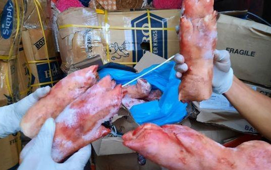 An Giang: Tạm giữ 490 kg chân lợn đông lạnh có xuất xứ từ Pháp