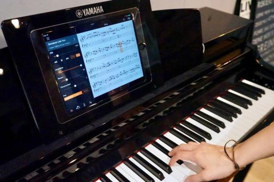 Yamaha ra mắt đàn piano thông minh tự dạy bạn chơi đàn