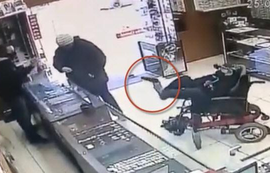 Clip gã trai bại não liệt 2 tay ngồi xe lăn dùng chân cầm súng cướp cửa hàng