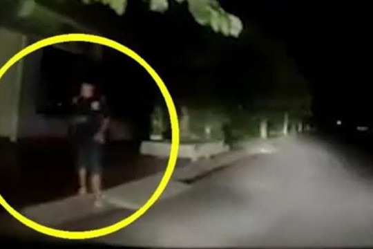 Clip tài xế taxi Mai Linh hoảng loạn vì bị tên cướp kề dao vào cổ