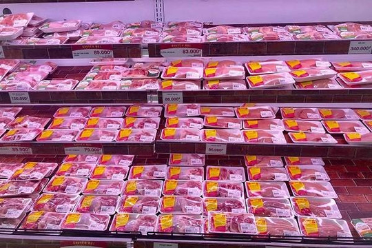 Người tiêu dùng bàng hoàng khi giá thịt lợn lên đến 300.000 đồng/kg