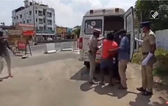 Cảnh sát địa phương Ấn Độ nhốt người vi phạm lệnh phong tỏa cùng ‘bệnh nhân COVID-19’