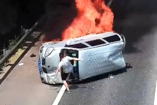 Clip tài xế xe tải đá bể kính cứu 3 người mắc kẹt trong xe khách bốc cháy