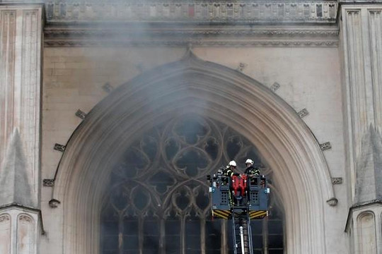 Cháy nhà thờ tại Pháp