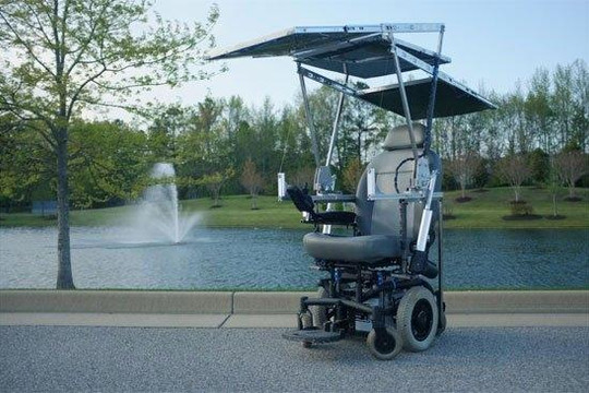 Ghế xe lăn thông minh - trợ thủ đắc lực cho người tàn tật