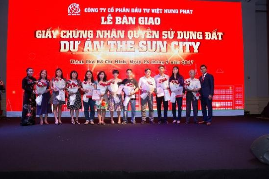 Sao hạng A hội tụ trong đêm 'Sắc màu tri ân' của Việt Hưng Phát