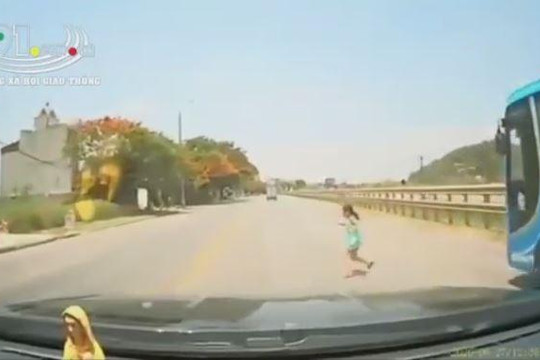 Tài xế ô tô đánh lái xuất thần cứu mạng bé gái chạy sang đường