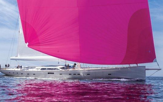 Du thuyền buồm màu hồng bằng carbon lớn nhất thế giới
