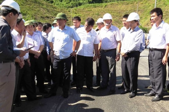 Đường lún, Bộ trưởng Đinh La Thăng ra lệnh “ngưng ngay việc thu phí“