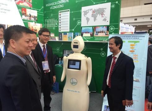 Kỹ sư Việt chế tạo robot hướng dẫn viên