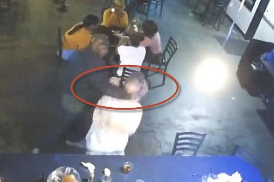 Clip thanh niên bị đánh bất tỉnh ở quán bar vì khen người phụ nữ đi cùng côn đồ
