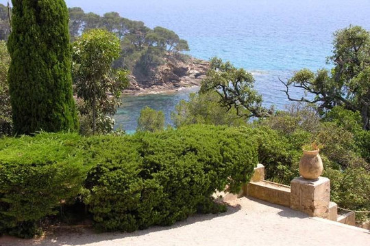 Khám phá khu vườn xanh mướt bên bờ Địa Trung Hải
