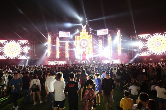 Nhiều sao Việt xuất hiện trong Đại nhạc hội chào đón chặng đua F1 đầu tiên tại Việt Nam