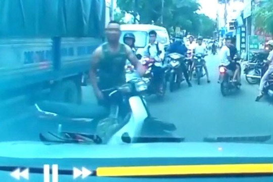 Clip gã xăm trổ dắt xe máy chắn ngang đường Hà Nội, thách người khác đụng vào