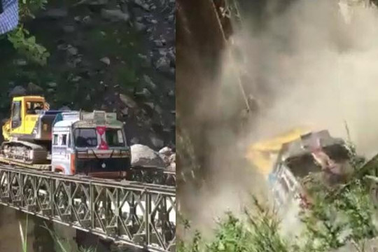 Đáng sợ clip cầu sập làm ô tô tải chở xe múc đất rơi xuống hẻm núi
