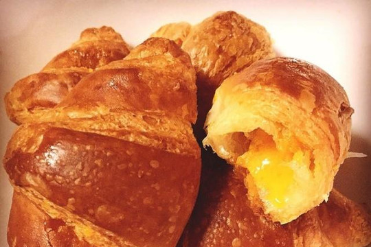 Golden Lava Croissant, bánh Âu vị Á lạ miệng của Breadtalk