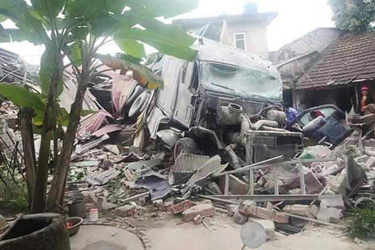 Nghệ An: Xe container đâm sập 3 nhà dân, nhiều người may mắn thoát chết