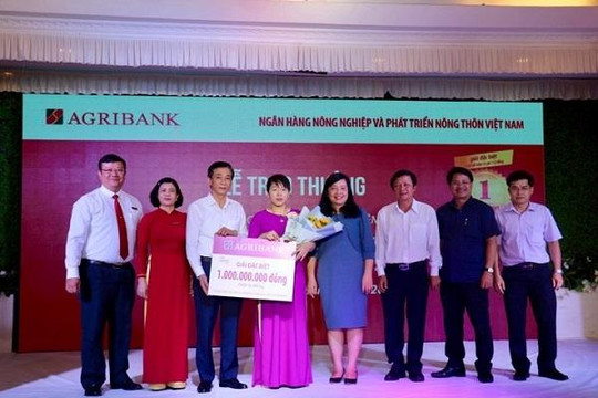 Trao sổ TK 1 tỉ đồng cho KH chương trình 'Gửi tiền trúng lớn cùng Agribank'