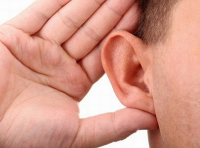 Thủng màng nhĩ do ngoáy tai không đúng cách