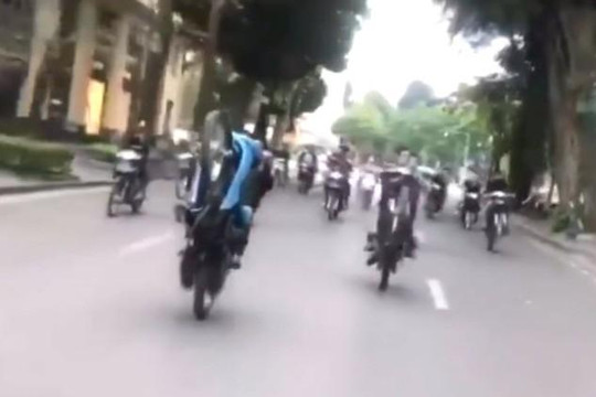 Clip hơn 10 tổ lái đua nhau bốc đầu xe vào ban ngày, gây náo loạn phố Hà Nội