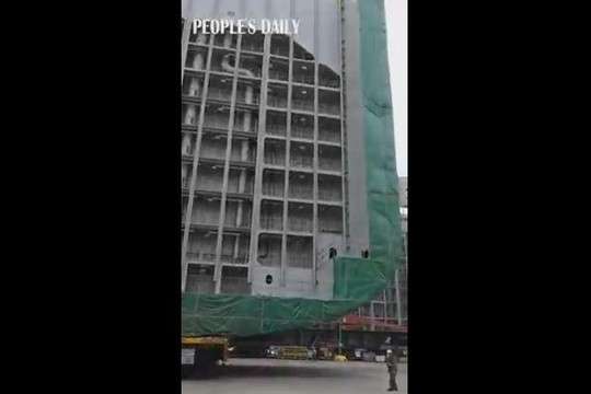 Clip cảnh di chuyển tòa nhà di động khổng lồ nặng hàng nghìn tấn