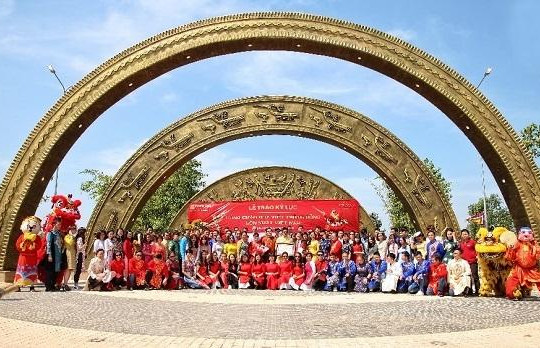 Làng sen Việt Nam đón nhận kỷ lục cổng chào họa tiết trống đồng lớn nhất Việt Nam