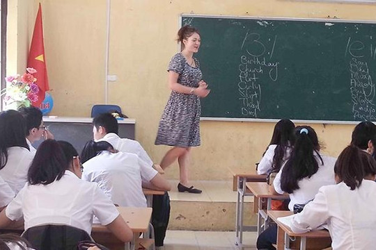 Hà Tĩnh: Nhà trường cấm giáo viên nữ mặc váy lên lớp