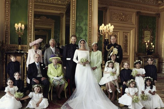 Hoàng gia Anh công bố loạt ảnh cưới 'phá cách' chưa từng có trong lịch sử