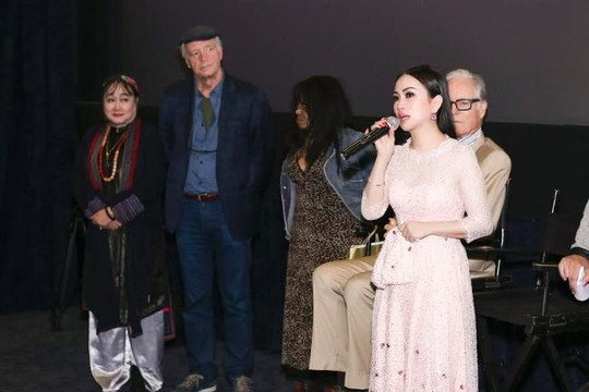 Hà Phương liên tục rơi nước mắt cảm ơn chồng tỉ phú Chính Chu đã giúp mình làm phim ở Hollywood