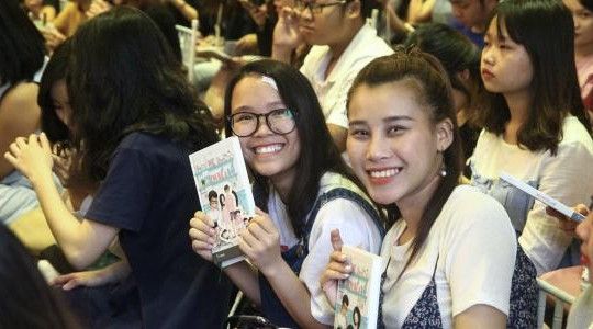 Hơn 1.000 fan trẻ tham gia buổi ra mắt 'Mẹ, em bé và bố' của nhà văn Gào