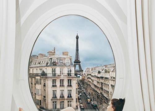 Khám phá căn phòng có ô cửa sổ trắng nơi Ngọc Trinh ‘check in’ ở Pháp