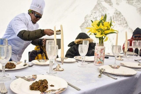 Bữa ăn sang trọng trên đỉnh núi do đầu bếp sao Michelin thực hiện được kỷ lục thế giới