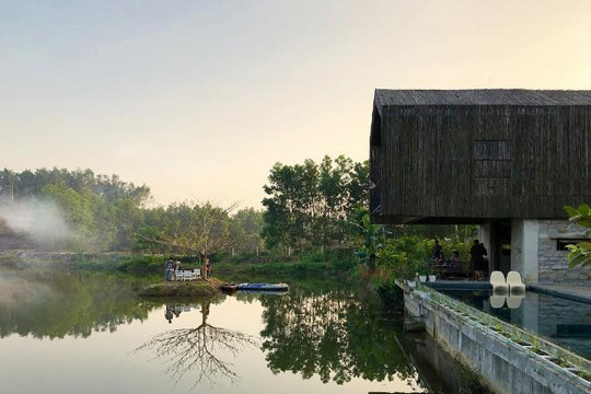 Ngôi nhà thơ mộng ở Đà Nẵng, xây dựng trên đất bị bỏ hoang, chỉ sử dụng vật liệu đá khối và tre già
