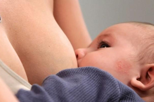 Nuôi con bằng sữa mẹ sớm có thể làm giảm tổn thương tim do sinh non