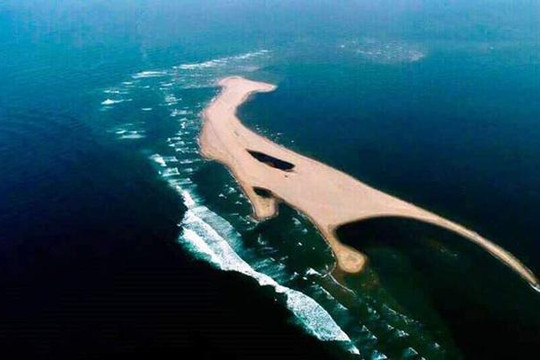 Chính quyền ra lệnh cấm lên đảo cát mới nổi lên trên biển Hội An