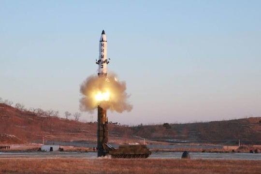 Kim Jong-un phóng thử tên lửa để giúp Trump và cứu mình?
