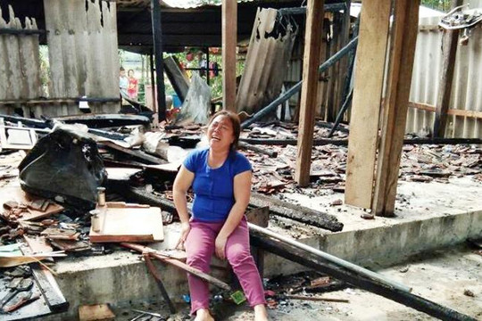 Hà Tĩnh: Vợ chồng nghèo khóc ngất trước ngôi nhà bị cháy rụi