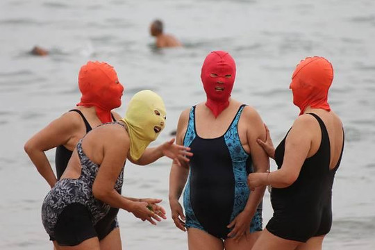 Sốc nặng với mốt thời trang 'ninja' đi biển ở Trung Quốc